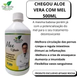 Descrição Suco Gel da Babosa Aloe Vera com MEL Tiago Rocha 500ml Tocador de vídeo 00:00 00:25 Suco Gel da Babosa Aloe Vera com MEL Tiago Rocha 500ml Suco feito do puro gel de Aloe Vera com mel puro Informações do Produto Babosa Pura Aloe Vera com Mel 500ml – Tiago Rocha Suplemento de vitamina c é um alimento de aloe vera que possui como benefício proteger a mucosa do intestino, estimular o sistema imunológico e prevenir doenças causadas pela falta de vitamina c. Benefícios e Diferenciais- protege o intestino;- estimula o sistema imunológico;- fonte de vitamina c- melhora circulação. Informações complementares A vitamina c é uma substância conhecida pelos seus benefícios para a saúde durante o inverno e contra gripes e resfriados, pois fortalece o sistema imunológico e alivia os sintomas dessas doenças. além de potencializar a saúde de um modo geral, em virtude de seu efeito antioxidante (combate aos radicais livres), a vitamina c ainda possui funções que podem auxiliar na perda de peso e no ganho de massa muscular. Os efeitos positivos da aloe vera gel (babosa) podem ser obtidos externamente como: hidratante, adstringente, emoliente, anti-inflamatório, analgésico e protetor da pele contra os raios UV do sol, imunoestimulante, retardador do envelhecimento da pele, excelente cicatrizante em cortes, ferimentos e queimaduras em geral, auxiliar nos tratamentos de , acne, alergias e picadas de inseto, erupções, edemas, eczemas, manchas, crostas, seborreias, caspa e queda de cabelos, psoríase, erisipela, úlcera varicose, escaras, câncer de pele, herpes simples e de zoster, além do uso cosmético. Ingredientes: água deionizada, aroma natural de aloe vera l orgânica, vitamina c, ácido cítrico (acidulante ins 330), vitamina e (antioxidante ins 307), benzoato de sódio (conservante ins 211). não contém glúten. Bebida elaborada com 50% do puro gel de Aloe Vera (babosa) com Mel. Rico em fibras, contém vitaminas, aminoácidos, minerais e enzimas importantes em nosso metabolismo diário. A babosa ( aloe Vera ) fornece 75 nutrientes, 20 minerais, 18 aminoácidos (7 dos 8 aminoácidos essenciais para o nosso corpo) e 12 vitaminas. Vitaminas: C e E e betacaroteno, precursor da vitamina A e vitamina B12, muito essencial ao organismo. Minerais: Magnésio, manganês, zinco, cobre, cromo, cálcio, sódio e potássio. Aminoácidos: Oferece 7 dos 8 aminoácidos essenciais quem não podem ser produzidos pelo corpo e têm de ser adquiridos por meio da alimentação. Benefícios do Suco Babosa Aloe Vera Gel com mel 1lt: Potente anticoagulante e regenerador das células humanas. Combate a acidez, gastrites e úlceras, pois seus nutrientes são eficazes. Estimula o funcionamento da vesícula biliar e do pâncreas(para diabéticos). Limpa e regula os intestinos. Por conter Acemannan em sua formulação se torna um potente alimento contra as alergias, inflamações e doenças degenerativas como lúpus, câncer e escleroses. Acemannan é parte constitutiva de todas as membranas celulares e sua presença é o que faz aumentar a resistência imunológica do organismo contra parasitas, vírus e bactérias causadores de enfermidades, pois é a base de todas as células do tecido conjuntivo, inclusive a pele, as mucosas, os tendões, articulações, as cartilagens e a parte de que se originam os ossos, por isso seu uso é muito saudável. Acemannan é particularmente essencial ao perfeito funcionamento do líquido sinovial – aquela substância do organismo presente nas articulações. Pode prevenir a ocorrência de afecções como a artrite, e, em casos agudos, pode curar. Promove a absorção de água e nutrição do trato digestivo. O Dr. John C. Pittman explica em seu relatório de pesquisa em “Health Consciousness” (vol.13, no. 1/1992), o seguinte: “Acemannan possui propriedades antivirais, antibacterianas e antimicóticas, que podem ajudar a controlar infestações por Cândida e estabilizar a flora bacteriana dos órgãos digestivos“. Acemannan estimula a movimentação dos órgãos digestivos e contribui para a eliminação, pelo intestino grosso, de proteínas estranhas, causadora de alergias. Acemannan tem efeito direto sobre as células do sistema imunológico. Ativa e estimula macrófagos, monócitos, anticorpos e também linfócitos T (células cujo papel é aumentar a resistência imunológica do organismo). Experimentos de laboratório mostram que Acemannan serve de ponte entre proteínas estranhas e macrófagos (células matadoras) e favorece uma enormidade a captação dessas proteínas estranhas pelos macrófagos. Esta função de ponte funciona como chave para o fortalecimento imunológico do núcleo celular, que em infecções por HIV estão em quantidade insuficiente. Células protegidas pela presença de Acemannan não mais podem ser destruídas pelos vírus agressivos da AIDS. Os leucócitos recebem da Acemannan a mesma proteção. Acemannan quebra a capa das proteínas de células cancerosas. Desta forma, células defensoras podem agredir e eliminar, efetivamente, as células tumorosas. Acemannan protege a medula contra os prejuízos causados por venenos químicos e drogas impregnadas. Por estar presente na membrana celular, o Acemannan pode proporcionar esta abrangente função imunológica e propicia, a um só tempo, tanto a desintoxicação como a atividade preventiva contra doenças, por isso Essa desintoxicação influencia em todo o corpo, e tem como consequência uma enorme energização. Além destes principais efeitos do Acemannan, encontramos ainda no Suco de Aloe Vera as seguintes substâncias, entre outras: mais de 13 mucopoli e monopolissacarídeos, 11 antraquinonas, 20 espécies de sais minerais, 12 vitaminas, 15 enzimas, 18 aminoácidos (7 essenciais e 11 secundários), 4 ácidos graxos essenciais, saponinas, ligninas e óleos etéricos, por isso seu uso é muito saudável. Não contém glúten. Sugestões de uso: consumo é de 50ml(1/4 xícara de chá) por dia, em dose única ou divididas em duas doses, pela manhã e à noite com água. Pode ser consumido puro, com água ou suco natural. Nunca ingerir com leite! Após abrir a embalagem, conservar sob refrigeração. Suco Gel da Babosa Aloe Vera com MEL Tiago Rocha 500ml